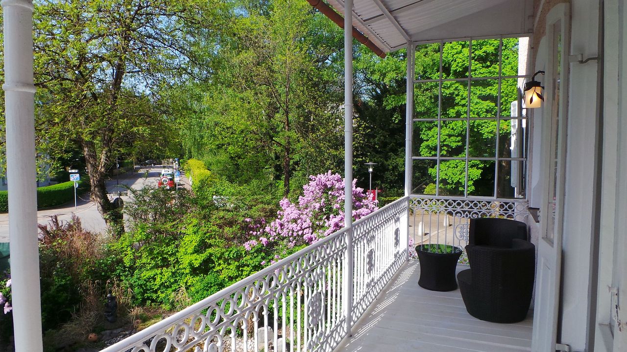 Südbalkon mit Loungesitzgruppe Südbalkon mit Loungesitzgruppe